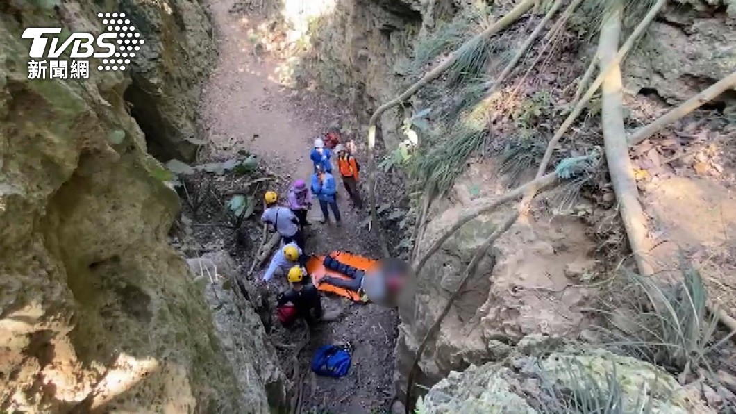 驚險! 62歲登山客滑落斷崖腳「變形」緊急上山救援