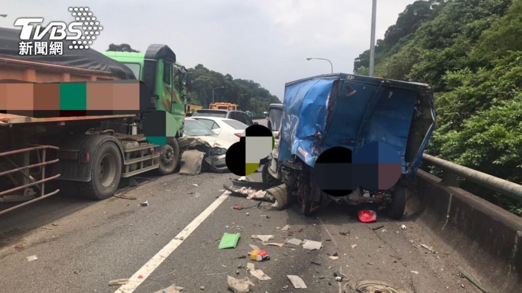 國道車禍原因多為未注意車前狀態、注意力不集中或變換車道不當等。(圖/TVBS資料畫面)