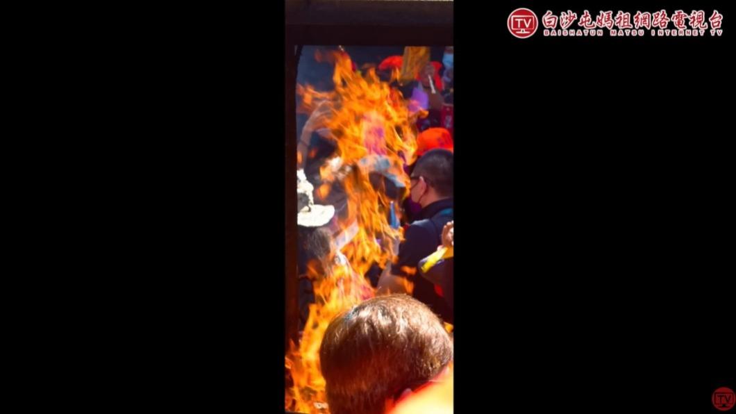 天公爐驚現火龍奇觀。(圖/翻攝自白沙屯媽祖網路電視台 YouTube)