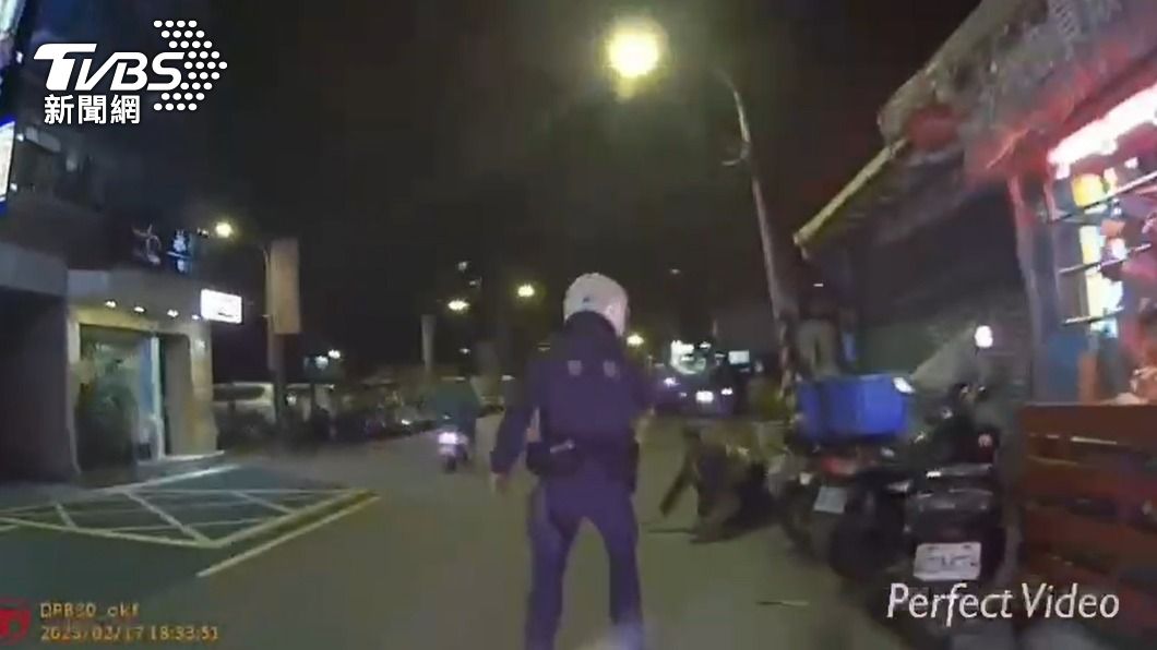 警方到場後喝令王男趴下。(圖/TVBS)
