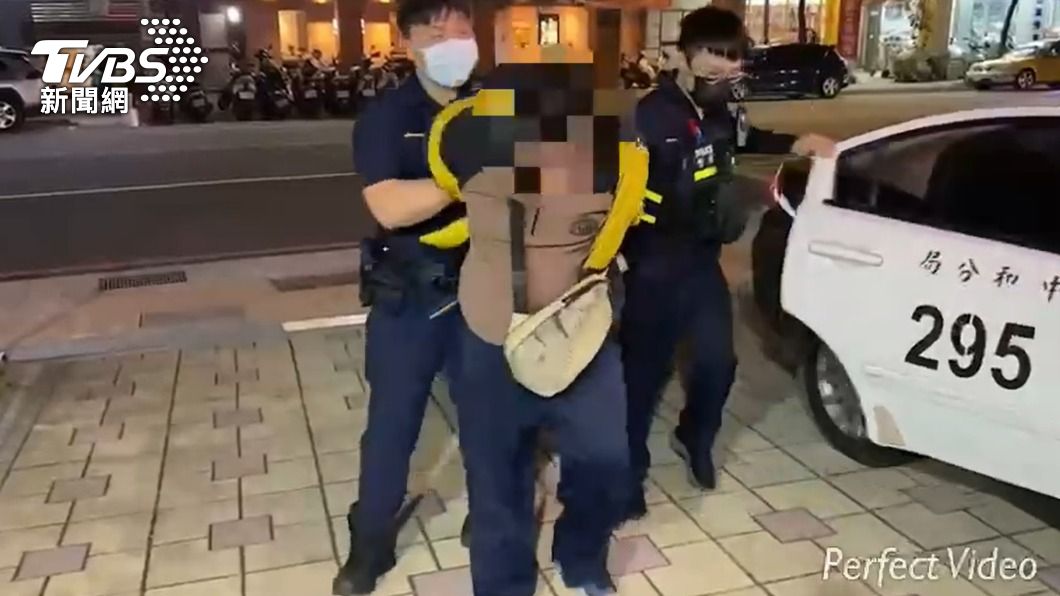 王男遭警方扭送警局。(圖/TVBS)