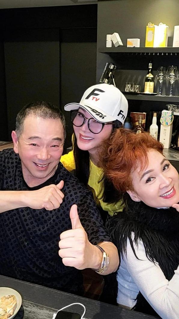 張晨光帶著老婆一起出席聚餐。(圖/翻攝自陳美鳳臉書)
