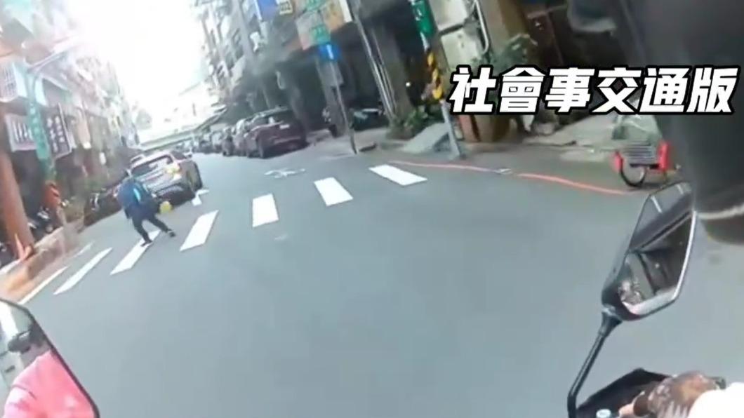 小轎車直接駛離現場。(圖/翻攝社會事交通版)