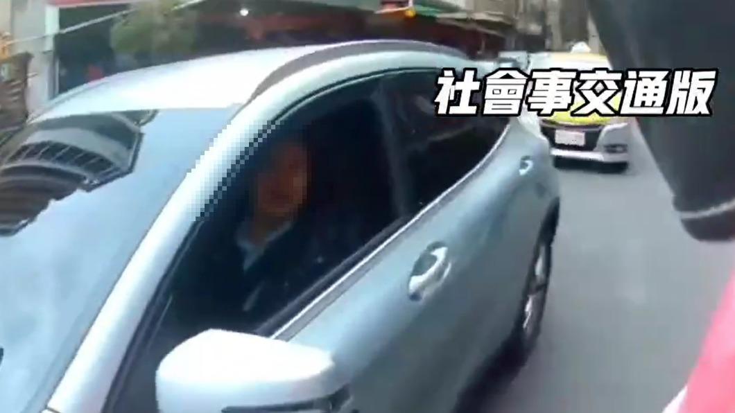 騎士攔下駕駛。(圖/翻攝社會事交通版)