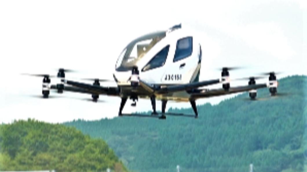 在拍科幻電影? 日本「會飛的汽車」載2人海上體驗成功