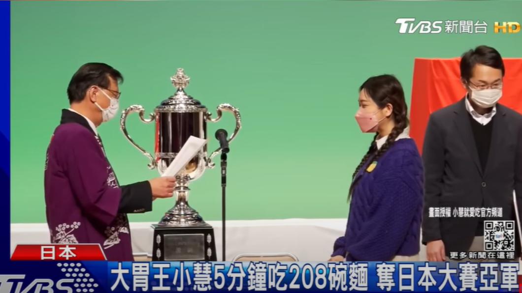小慧(右)赴日參加大胃王競賽,奪下個人賽女子組亞軍。(圖/翻攝自TVBS NEWS YT頻道)