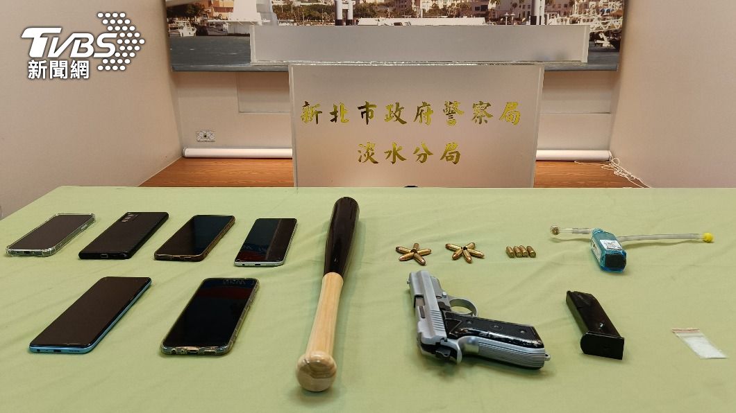 警方查扣改造手槍、球棒、手機、毒品等證物。(圖/TVBS)