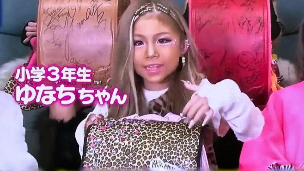 日本超狂「金髮辣妹小學生」 背豹紋書包、穿網襪上學
