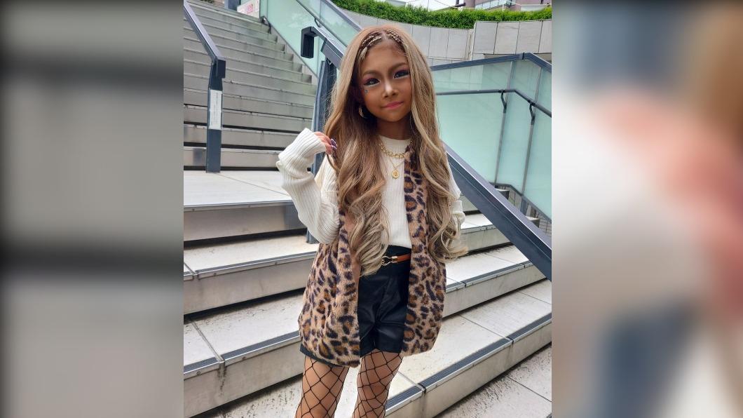 Yunachi常穿著豹紋圖案的服裝搭配網襪、短裙。(圖/翻攝自Yunachi IG)