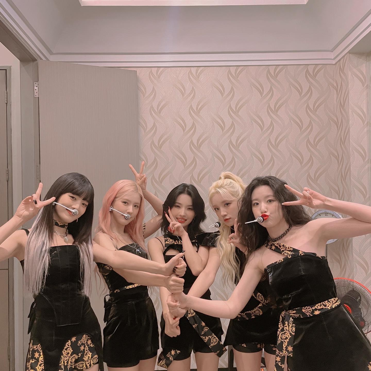 不只舒華遭殃,店家曾上架(G)I-DLE整團的打歌服。(圖/翻攝自(G)I-DLE IG)
