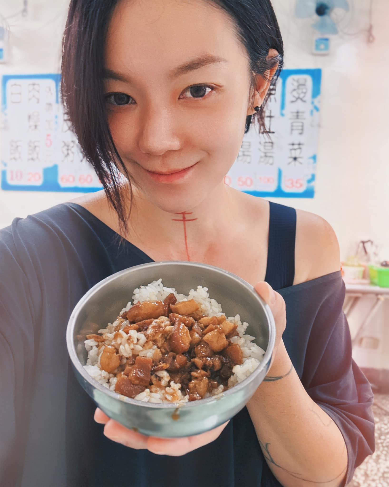 歐陽靖與肉燥飯。(圖/翻攝自歐陽靖臉書)