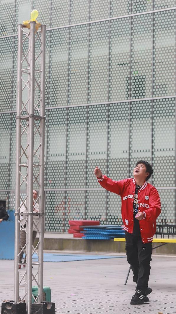 胡瓜被整,根本射不到小顆氣球。(圖/民視提供)