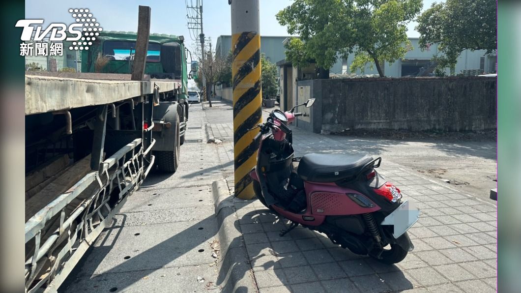 快訊/詭異自撞!高雄騎士追撞違停拖板車 頭部重創身亡