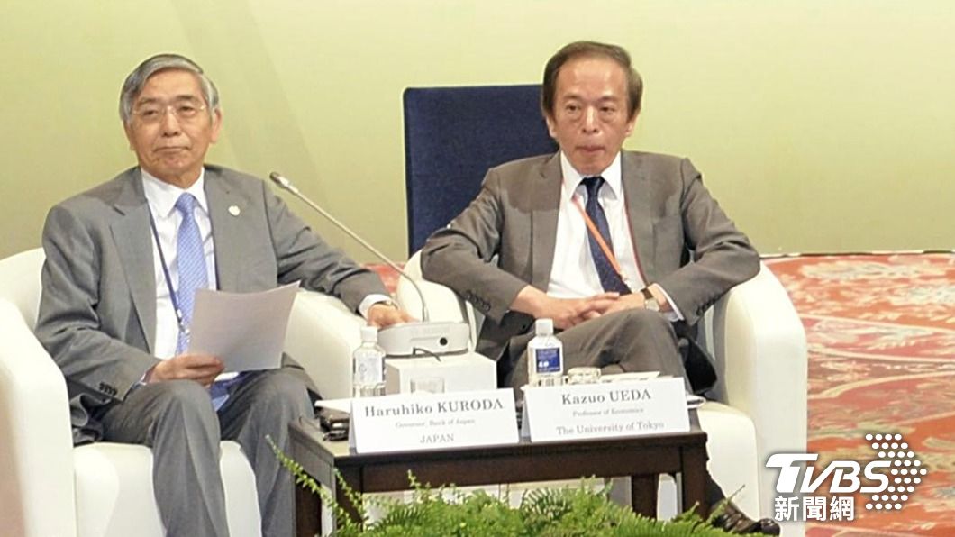 日銀現任總裁黑田東彥（左）與可能的繼任者植田和男（右）。（圖／達志影像美聯社）