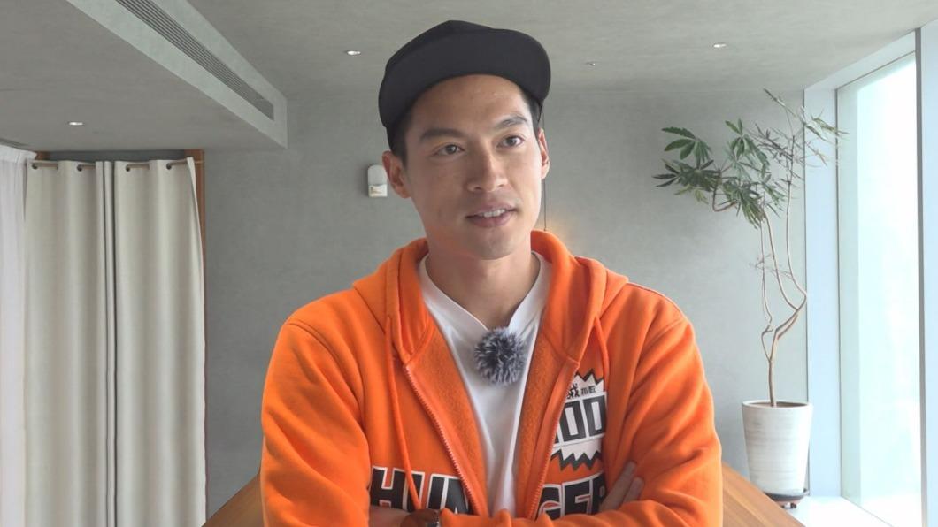 許孟哲被要求在峮峮與蔡黃汝之間二選一。(圖/中視提供)