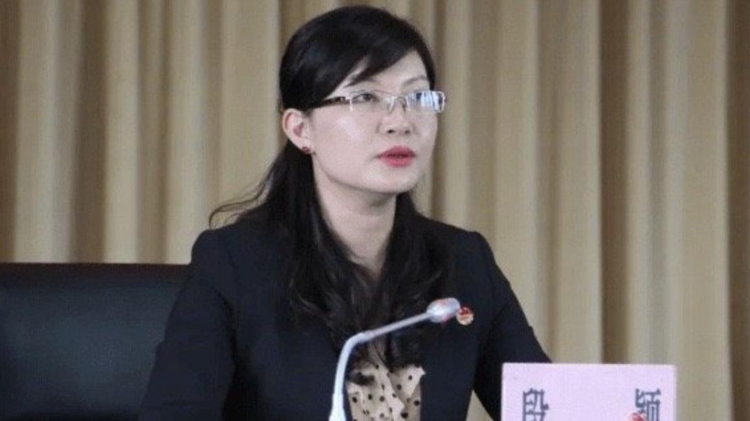 段穎因嚴重違紀違法慘被「雙開」(開除黨籍、公職)。(圖/翻攝自《微博》)