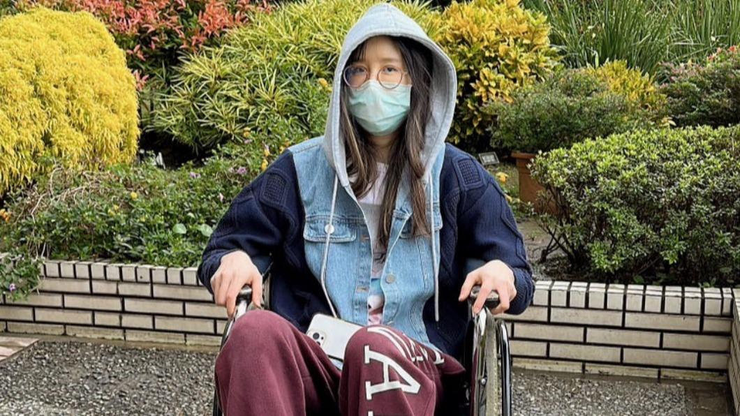 女星怪病纏身半年!坐輪椅現身曝近況 哀嘆:死了算了
