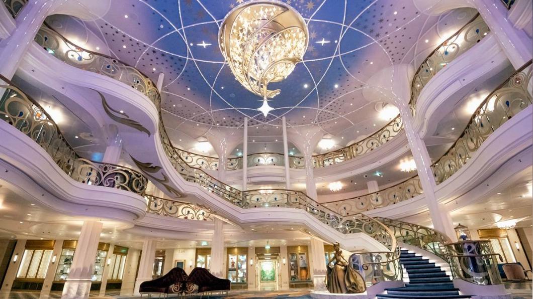 3層樓高的豪華中庭,配色金光閃閃非常吸睛。(圖/Disney Cruise Line提供)