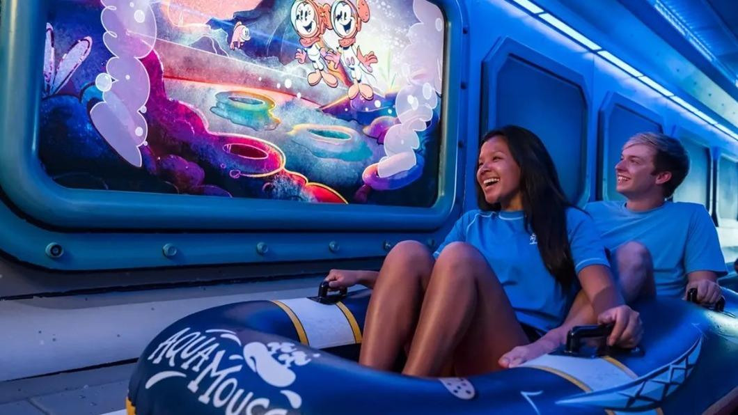 760英尺長的「透明滑水道」必衝。(圖/Disney Cruise Line提供)