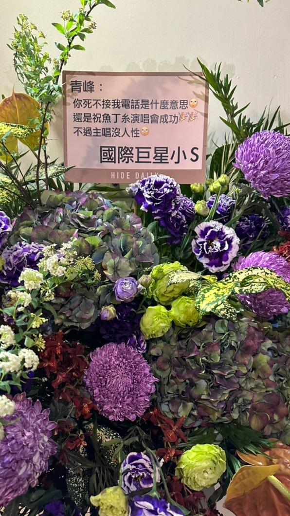 小S送上花籃。（圖／劉建偉攝）