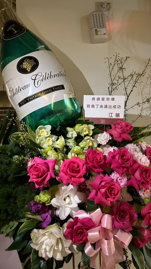 江蕙送上花籃祝福。（圖／劉建偉攝）