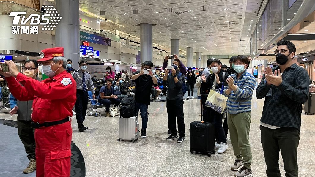中華搜救總隊土耳其救災歸國 機場旅客鼓掌歡迎