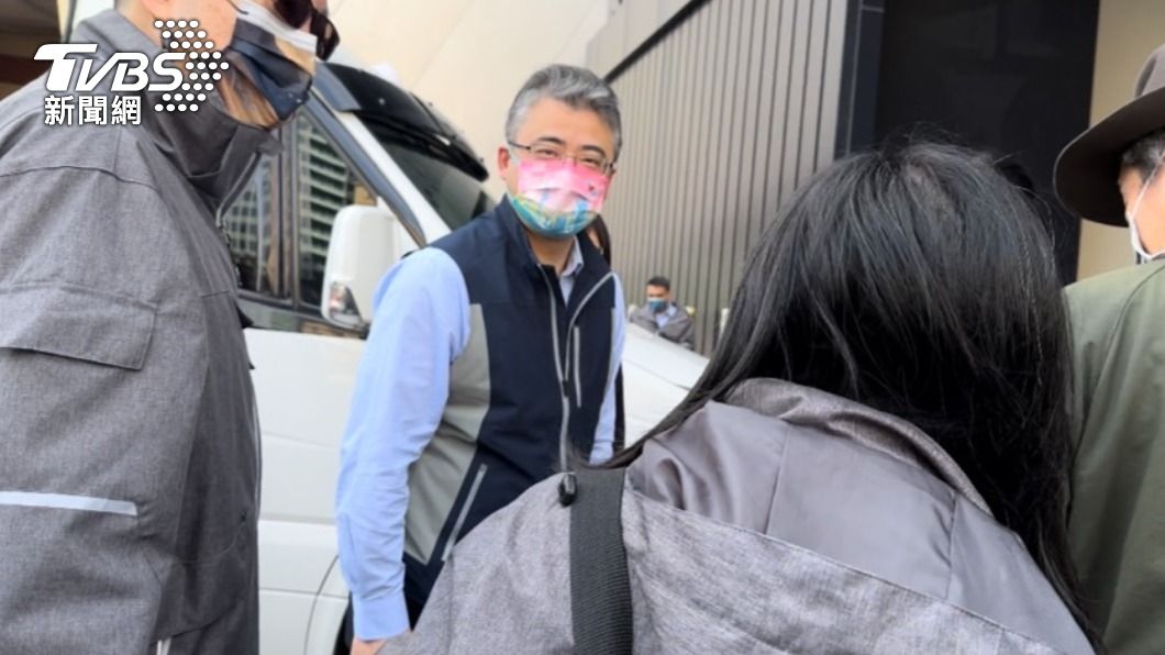 上海市台辦副主任李驍東一行人今早低調現身台北表演藝術中心。(圖/林至柔攝)