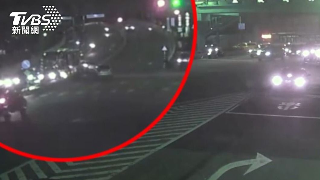 前車停等紅綠燈遭後車撞擊。（圖／TVBS）