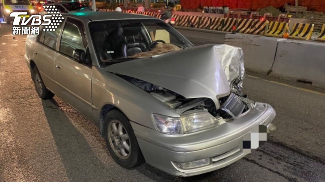 後車追撞後車頭嚴重毀損。（圖／TVBS）