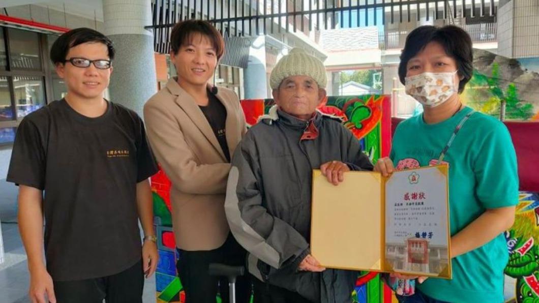 掌中劇資深藝師朱振源(右二)提攜後進不輟,義務教導學生口白技巧與操偶動作,獲左鎮國小頒贈感謝狀。(圖/文化部提供)