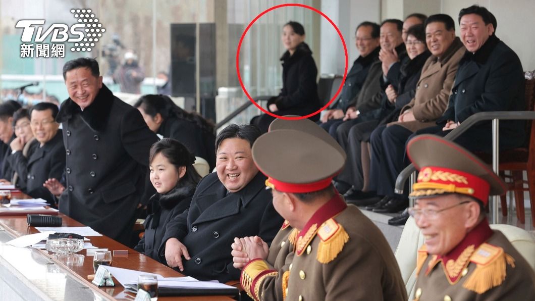 金正恩高調曬女兒!父女齊看球 金與正待在「邊緣角落」
