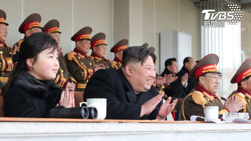 金正恩與金珠愛在觀看體育賽事時開心鼓掌。(圖/達志影像美聯社)