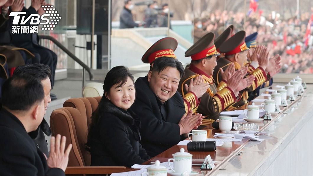 在一整排北韓高官的觀眾席中,金珠愛和金正恩坐在最中間的位子,可見金正恩似乎有意讓官媒凸顯金珠愛的存在感。(圖/達志影像美聯社)