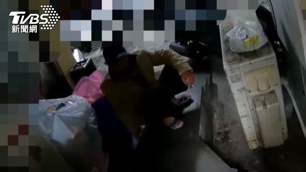 男子原先在淡水河抓魚，卻因為喝多了酒醉。（圖／TVBS）