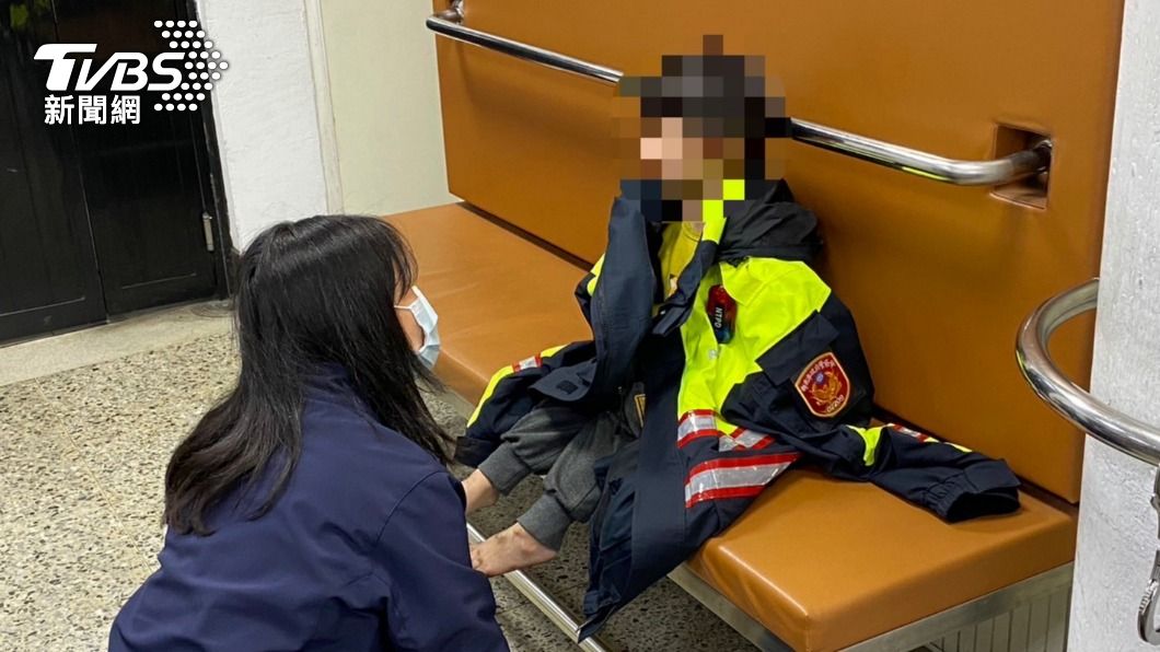 男童溜出門「打赤腳徘迴街道」 暖心警脫外套讓他保暖