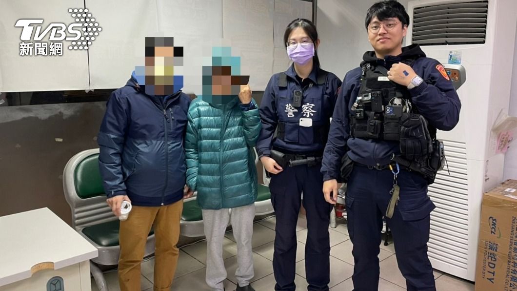 員警協助聯繫上民眾的家人。(圖/TVBS)