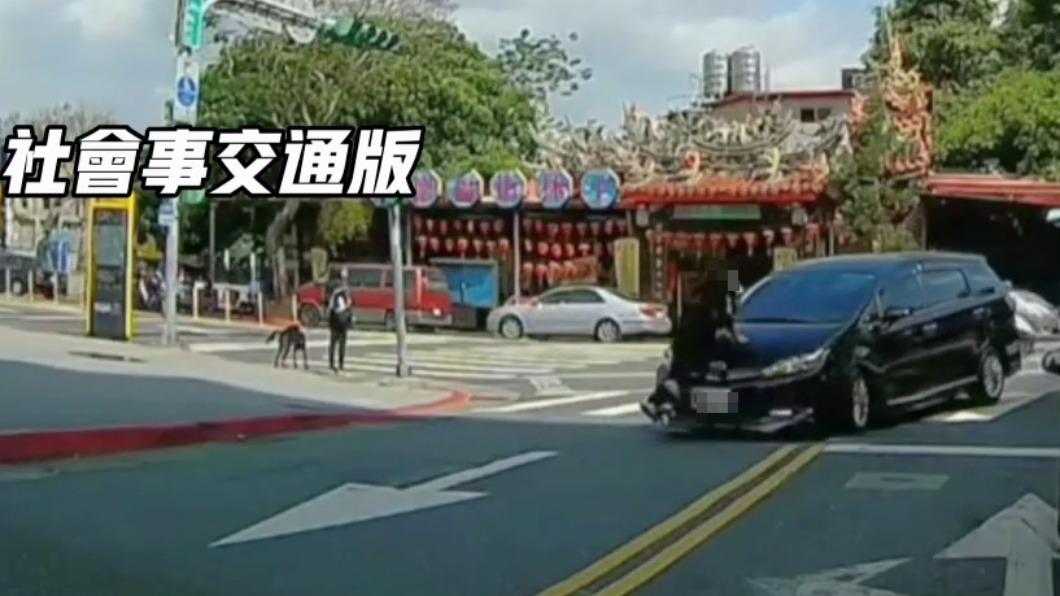 真.行人地獄!妙齡女走斑馬線 轉彎廂型車「直接撞倒」