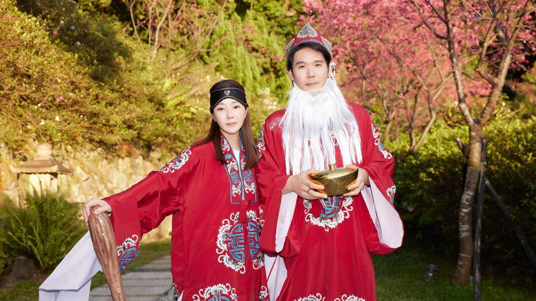 陳怡蓉和老公薛博仁辦成土地公、土地婆迎賓。（圖／聖緹雅醫療集團提供）
