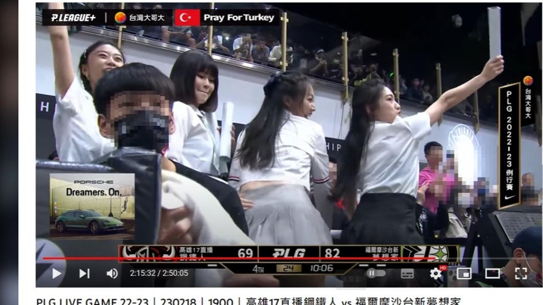 台新夢想家啦啦隊不斷在場邊干擾。(圖/翻攝自P.LEAGUE YouTube)