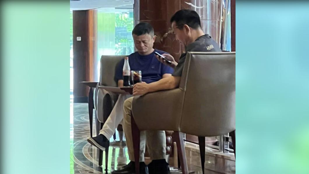 阿里巴巴創辦人馬雲近期被拍到低調現身澳洲,穿著輕便服裝滑手機。(圖/翻攝自《微博》)