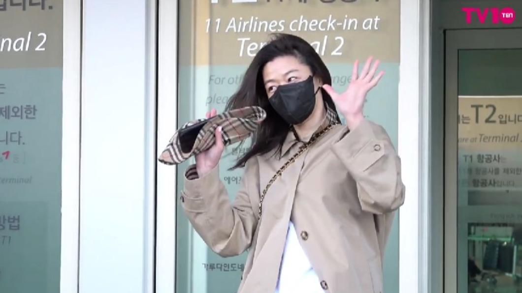 全智賢受邀飛往倫敦欣賞Burberry新系列發表會。(圖/翻攝自TV10 YouTube)