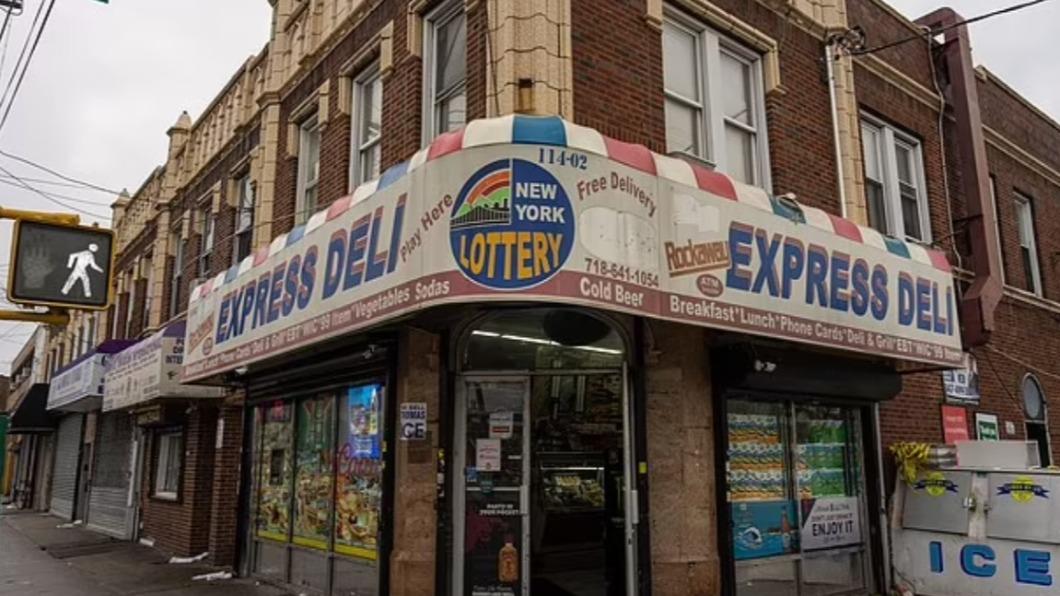 槍擊案發生在皇后區南臭氧公園(South Ozone Park)的Express 熟食店。(圖/翻攝自《每日郵報》)