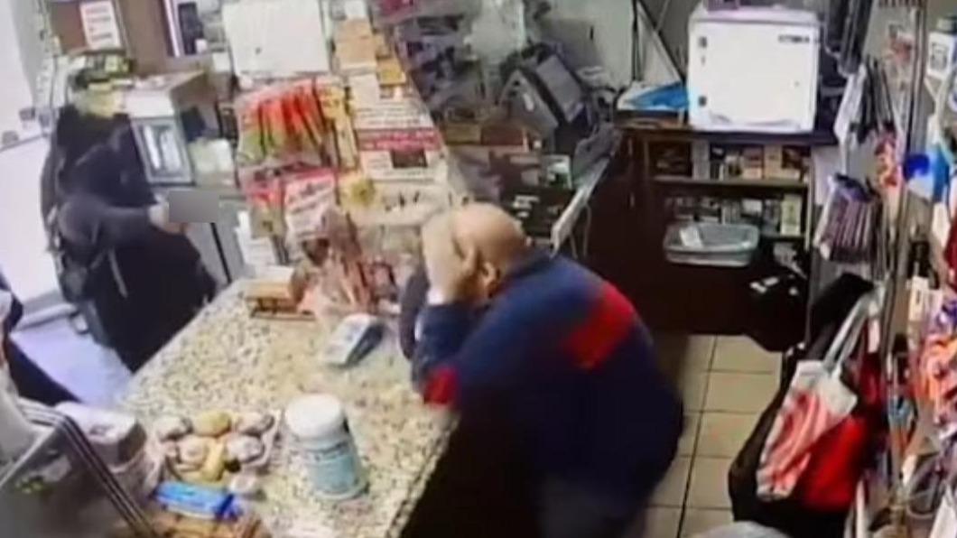 狂！遭手槍、步槍擊中倒地　商店老闆「淡定起身報警」　