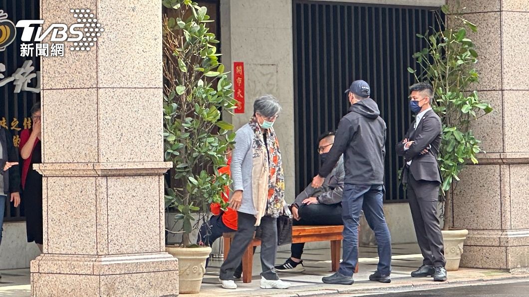李驍東一行人用餐過程中餐廳門口外、對面店家以及巷弄內均有警察待命。（圖／林至柔攝）