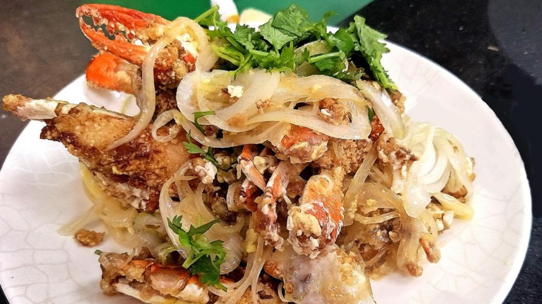 海風餐廳「招牌炒螃蟹」是店內最受歡迎的菜餚。(圖/翻攝自「淡水海風餐廳」臉書)