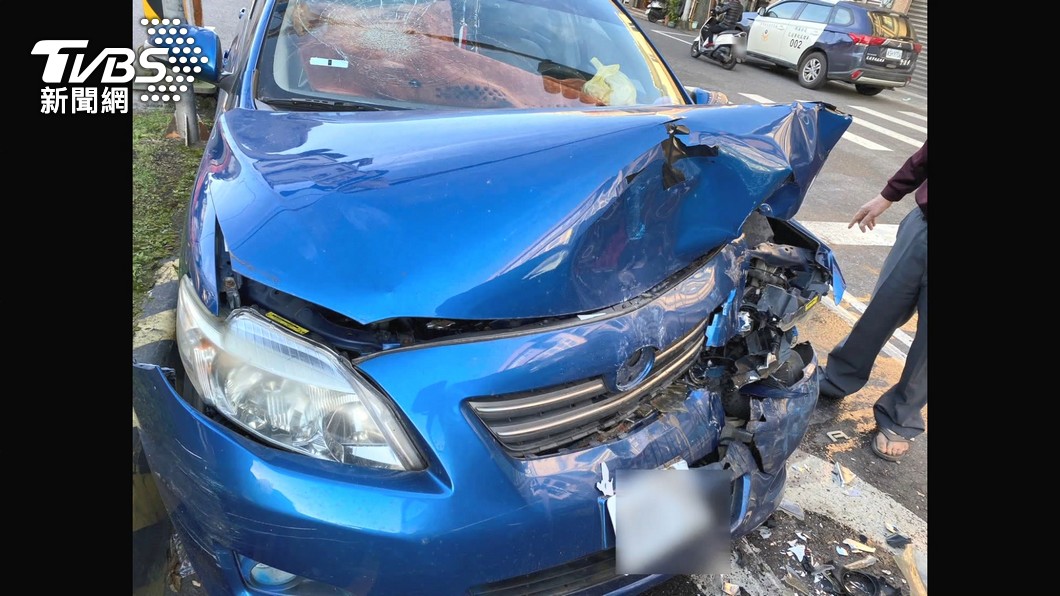 「我腳麻啦」!8旬翁開車失控 衝對向車道