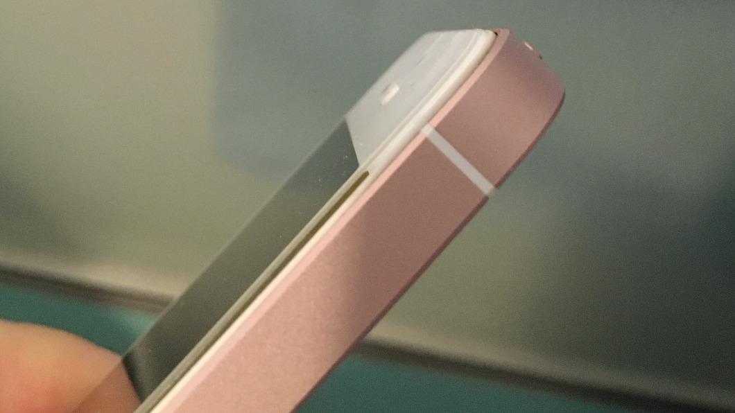 iPhone螢幕翹起送修 工程師一舉動他傻眼:蘋果太高貴