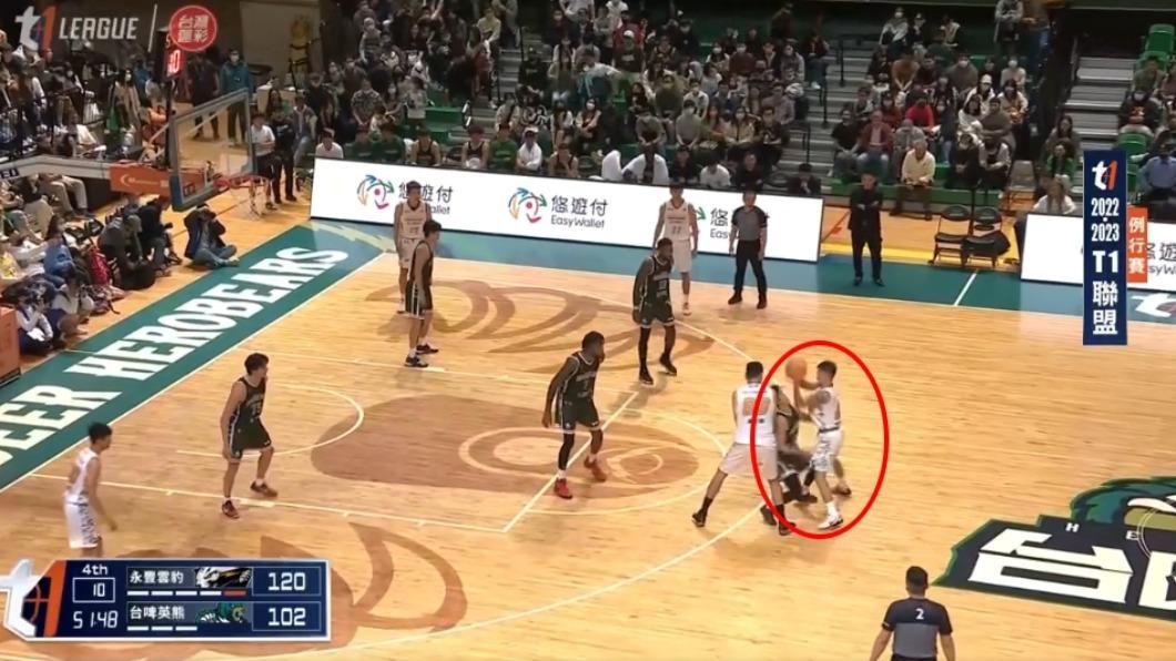 陳孝榕肘擊蔣淯安,爆發肢體衝突。(圖/翻攝自愛爾達體育家族臉書)