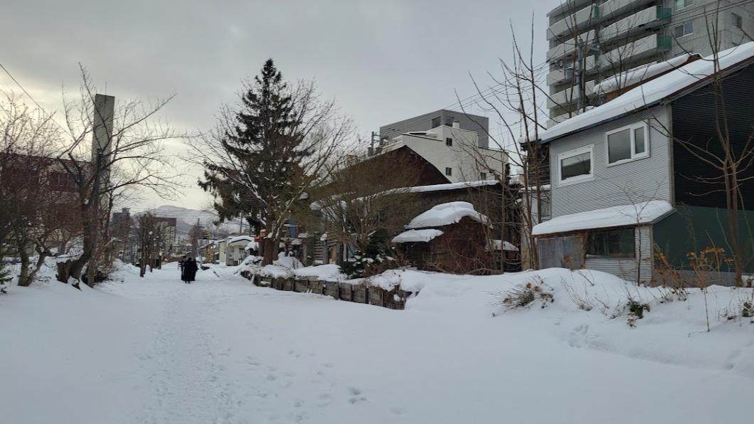 北海道名寄市超商被雪壓垮 店員客人4人驚慌逃生