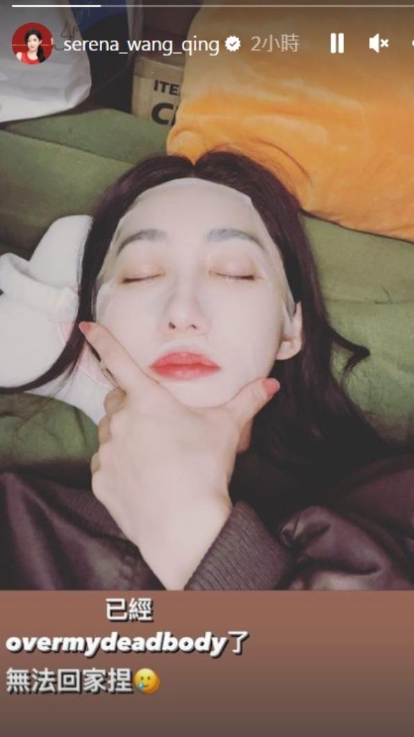 王晴脊椎惡化仍敬業上工。(圖/翻攝自王晴IG)